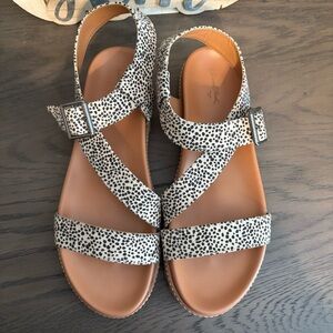 Universal Thread size 9.5 sandals NWOT